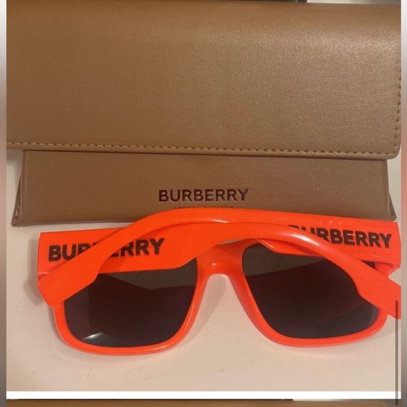 NIB Burberry Sunglasses - Picture 2 of 2